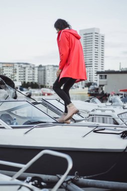 Yat limanında bir kırmızı pelerin güzel genç kadın. Stockholm, İsveç