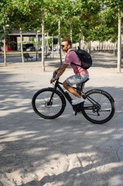 Bisiklete binen genç adam.
