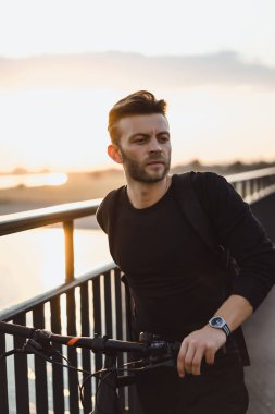 Bisiklete binen genç adam.