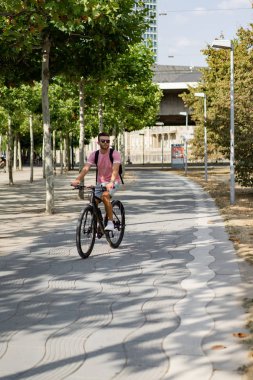 Bisiklete binen genç adam.