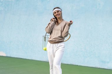 Tenis oynayan genç bir kadın