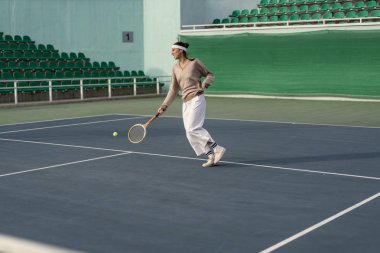 Tenis oynayan genç bir kadın