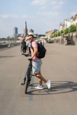 Bisiklete binen genç adam.