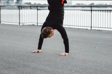 Yakışıklı atletik genç adam dışarıda egzersiz yapıyor.