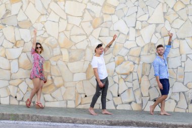 yaz tatilinde arkadaşlar, gülüyor, eğlenmek, zıplamak, şehrin sokaklarında yürümek.