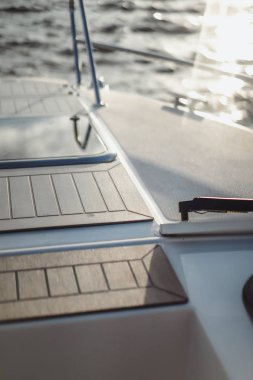 Yatın detayları, güverte, gökyüzünün yansıması..