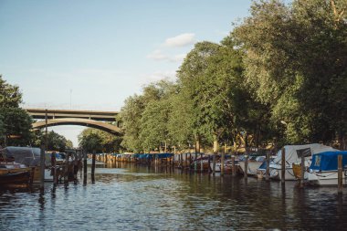 Yelkenli tekneler ve yatlar şehir merkezi Stockholm öndeki iskelede