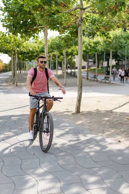 Bisiklete binen genç adam.