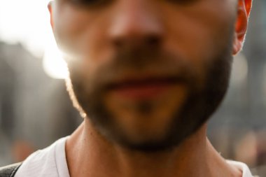 Bir insan bir sırt çantası ile Amsterdam sokaklarında yürüyor.