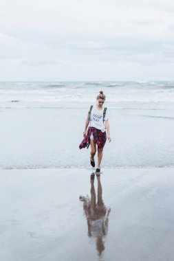 okyanus kıyı kumlu bir plaj üzerinde yürüyen genç çekici kadın