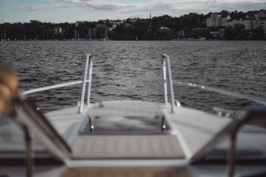 Yatın detayları, güverte, gökyüzünün yansıması..