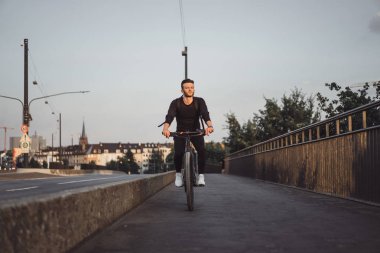 Bisiklete binen genç adam.