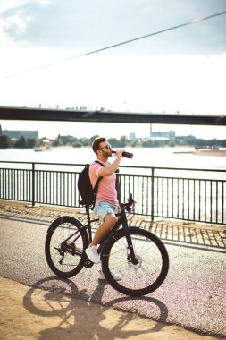 Bisiklete binen genç adam.