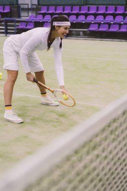 Tenis oynayan genç bir kadın