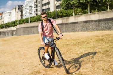 Bisiklete binen genç adam.