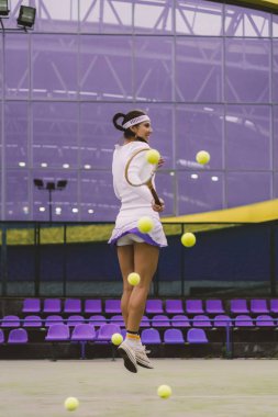 Tenis oyuncusu yeşil mahkeme çimenlerin üzerinde