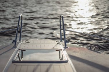 Yatın detayları, güverte, gökyüzünün yansıması..