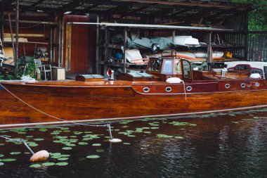 Yelkenli tekneler ve yatlar şehir merkezi Stockholm öndeki iskelede