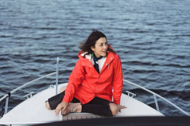 kırmızı bir yağmurluk güzel genç kadın ile özel yat gidiyor. Stockholm, İsveç