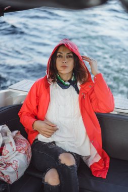 kırmızı bir yağmurluk güzel genç kadın ile özel yat gidiyor. Stockholm, İsveç