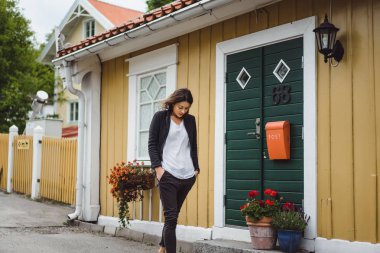 Genç ve güzel bir kadın etrafta dolaşıyor