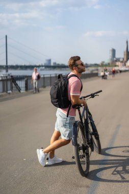 Bisiklete binen genç adam.