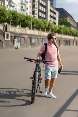 Bisiklete binen genç adam.