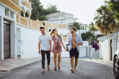 yaz tatilinde arkadaşlar, gülüyor, eğlenmek, zıplamak, şehrin sokaklarında yürümek.