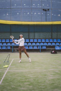 Tenis oynayan genç bir kadın