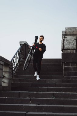 Bisiklete binen genç adam.