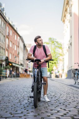 Bisiklete binen genç adam.