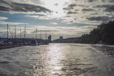 Yelkenli tekneler ve yatlar şehir merkezi Stockholm öndeki iskelede