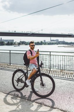 Bisiklete binen genç adam.
