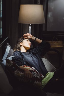 Genç ve güzel bir kadın evde vakit geçiriyor.