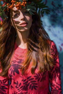 Keten elbiseli kız. Kafasında bir çiçek çelengiyle.