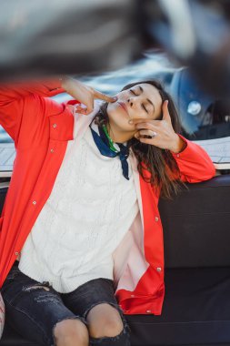 kırmızı bir yağmurluk güzel genç kadın ile özel yat gidiyor. Stockholm, İsveç