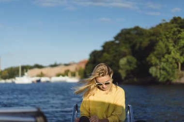 kırmızı bir yağmurluk güzel genç kadın ile özel yat gidiyor. Stockholm, İsveç