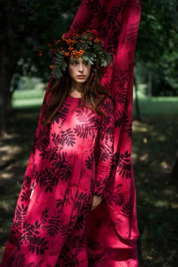 Keten elbiseli kız. Kafasında bir çiçek çelengiyle.