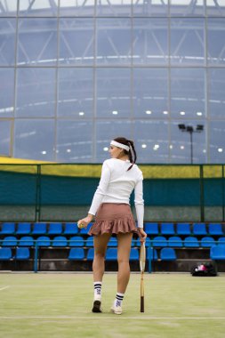 Tenis oynayan genç bir kadın