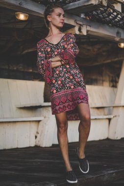 gün batımında okyanus kıyısında renk elbiseli Genç kadın