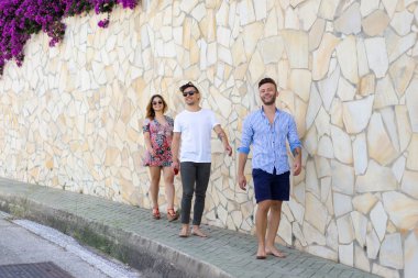 yaz tatilinde arkadaşlar, gülüyor, eğlenmek, zıplamak, şehrin sokaklarında yürümek.