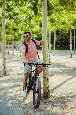Bisiklete binen genç adam.