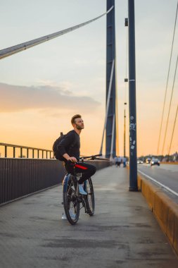Bisiklete binen genç adam.