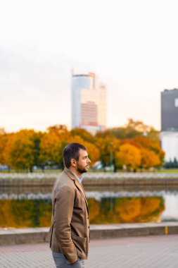 sonbahar parkta yürüyen adam