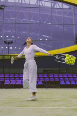 Tenis oynayan genç bir kadın
