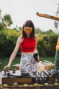 Plak çalan kız DJ.