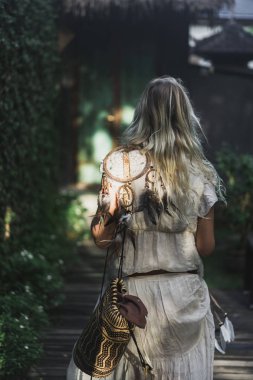 kız ve dream catcher