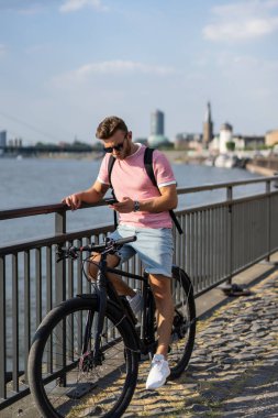 Bisiklete binen genç adam.