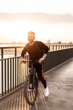 Bisiklete binen genç adam.