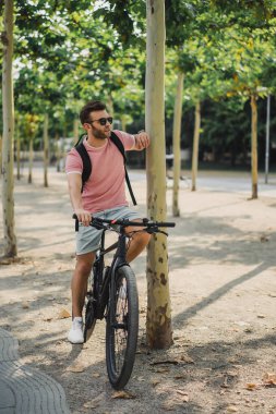 Bisiklete binen genç adam.